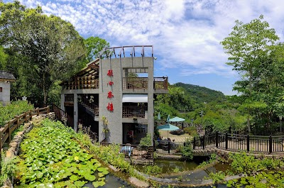 Shishan Visitor Center in the Sam Mountain National Scenic Area